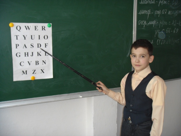 Школа 1130. Темный мальчик на уроке английского. Фото где дети заинтересованы на уроке.