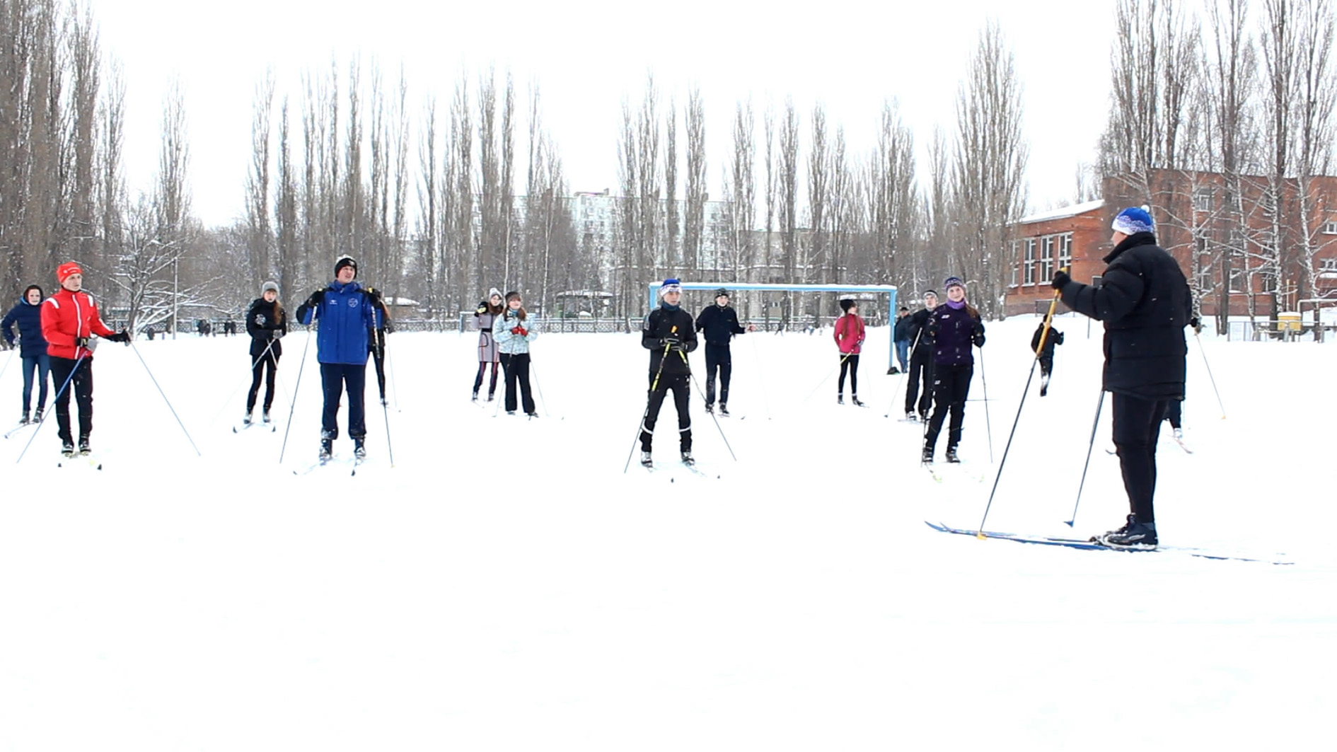 Лыжные уроки в школе. Уроки лыжной подготовки в школе. Урок физкультуры на лыжах. Лыжи в школе. Лыжная подготовка в школе.